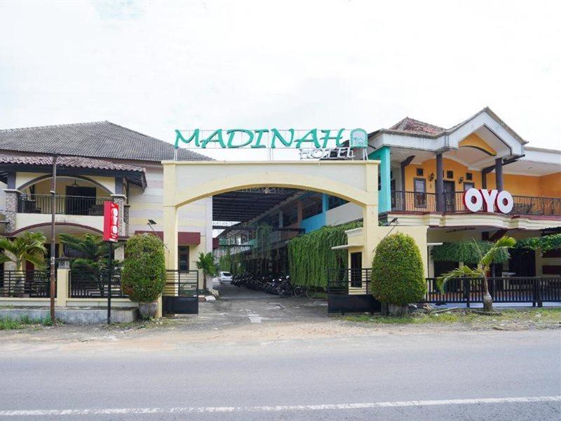 Oyo 2715 Hotel Madinah Syariah Pamekasan Exteriér fotografie