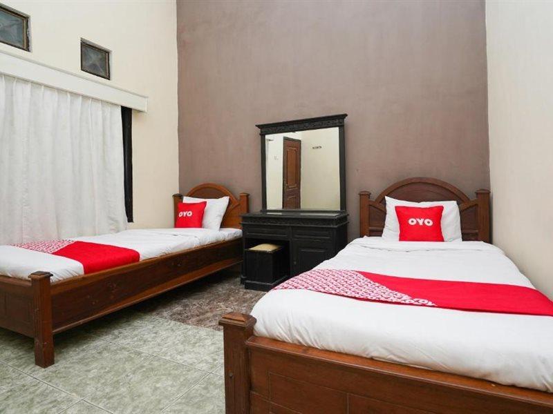 Oyo 2715 Hotel Madinah Syariah Pamekasan Exteriér fotografie