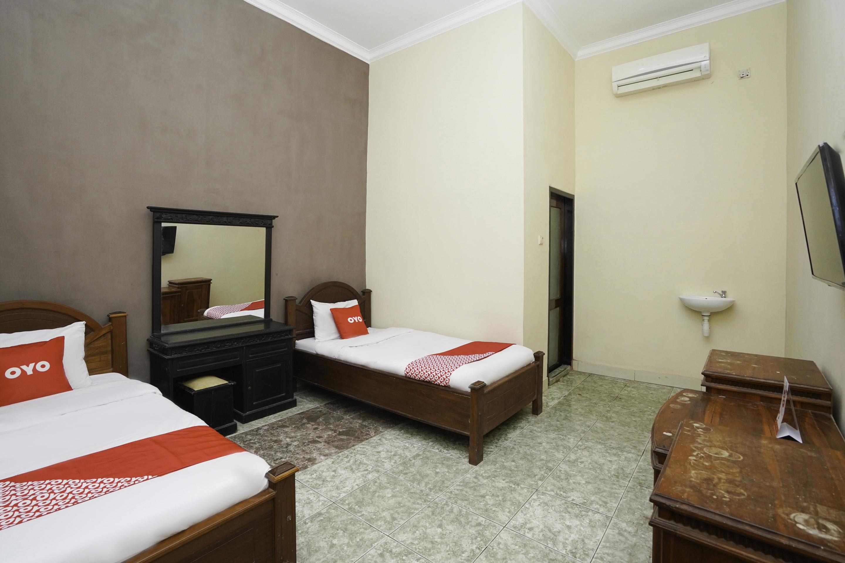 Oyo 2715 Hotel Madinah Syariah Pamekasan Exteriér fotografie