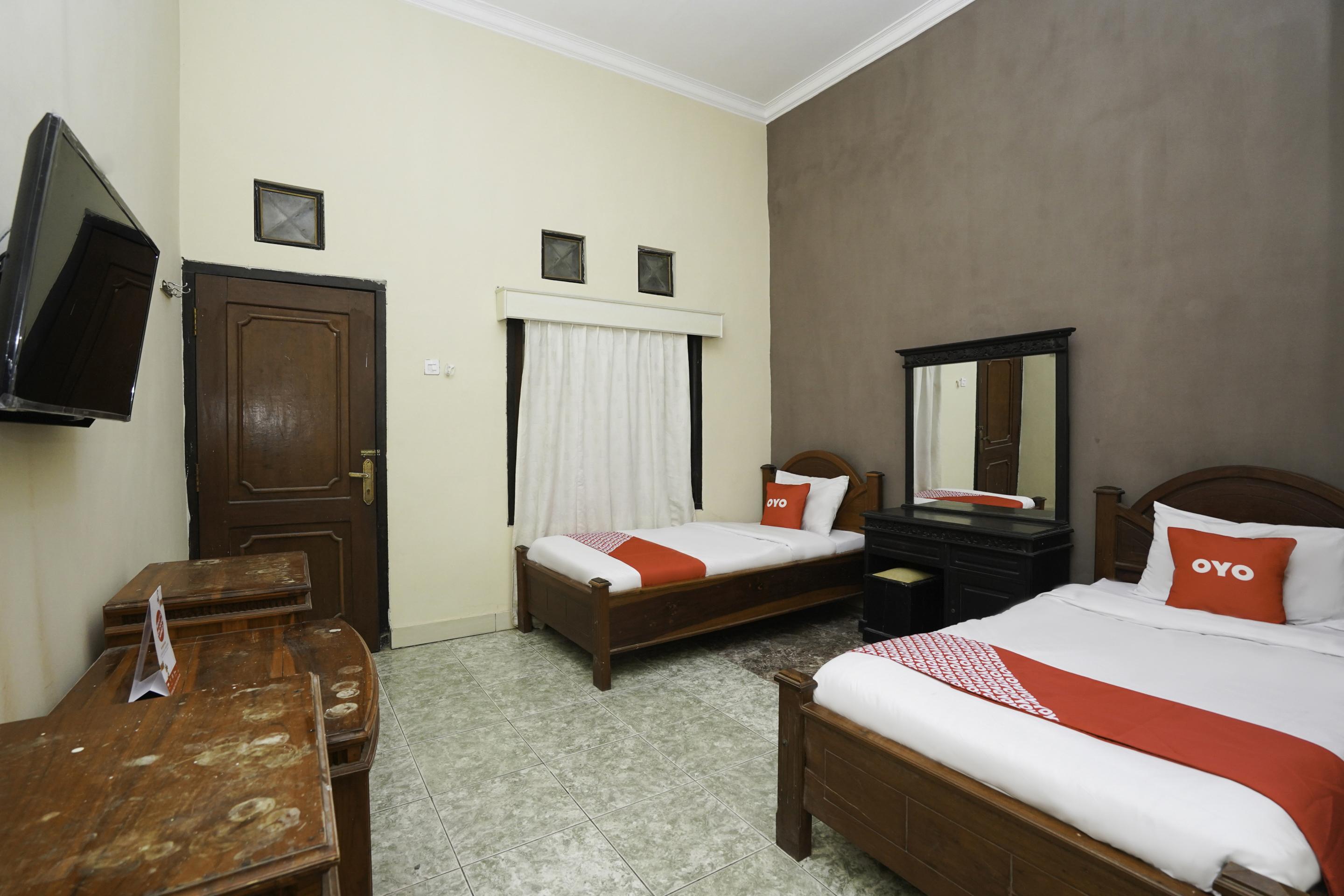 Oyo 2715 Hotel Madinah Syariah Pamekasan Exteriér fotografie