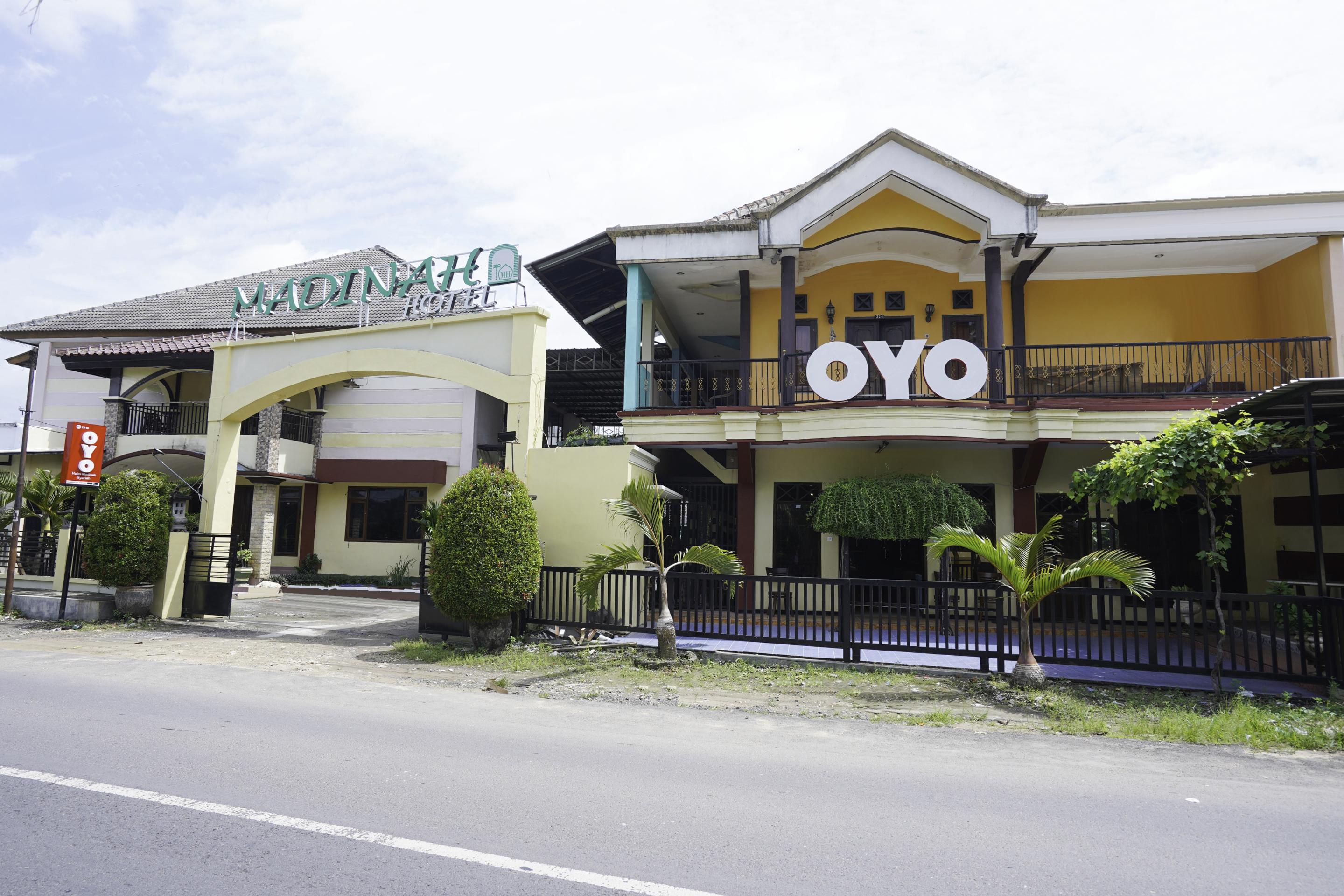 Oyo 2715 Hotel Madinah Syariah Pamekasan Exteriér fotografie