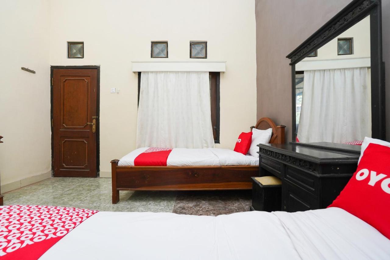 Oyo 2715 Hotel Madinah Syariah Pamekasan Exteriér fotografie
