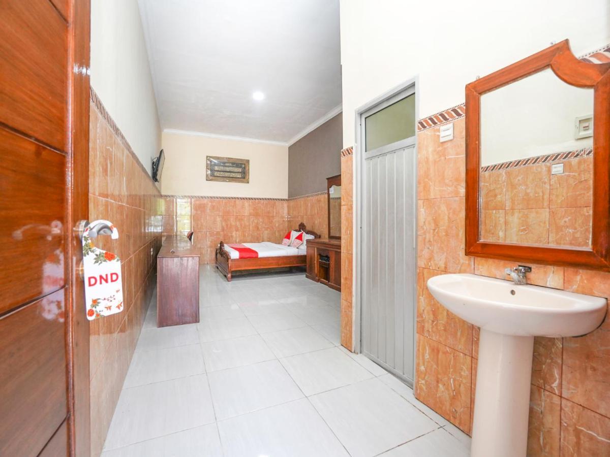 Oyo 2715 Hotel Madinah Syariah Pamekasan Exteriér fotografie